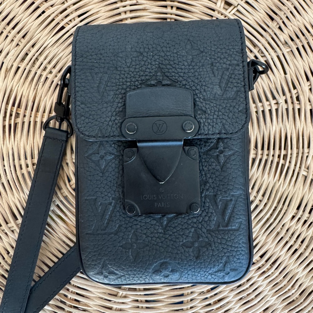 Authentic Louis Vuitton taurillon monogram s lock blk in great condition.